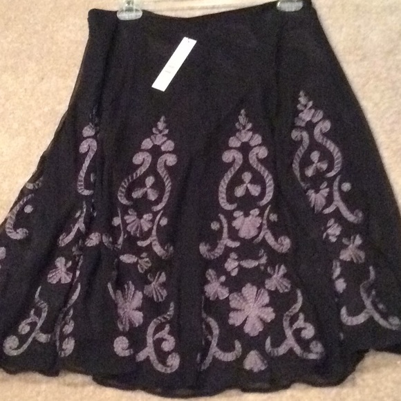 Tahari Dresses & Skirts - Tahari skirt, black and purple, size 8, nwt
